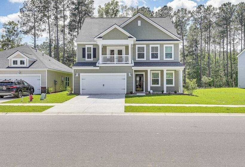 Patio & Backyard: Spacious Home In Moncks Corner