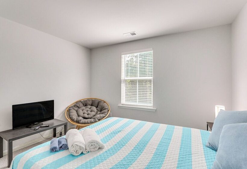 Patio & Backyard: Spacious Home In Moncks Corner