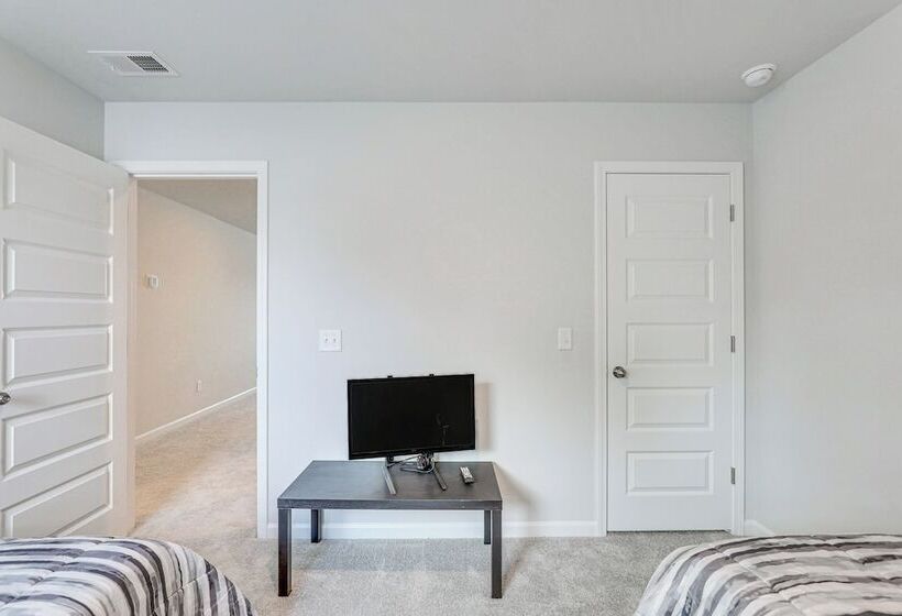 Patio & Backyard: Spacious Home In Moncks Corner