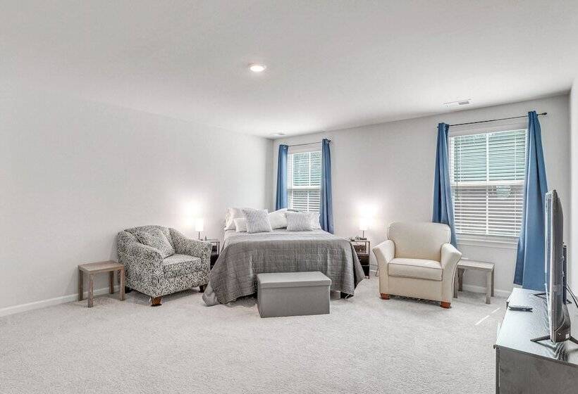 Patio & Backyard: Spacious Home In Moncks Corner