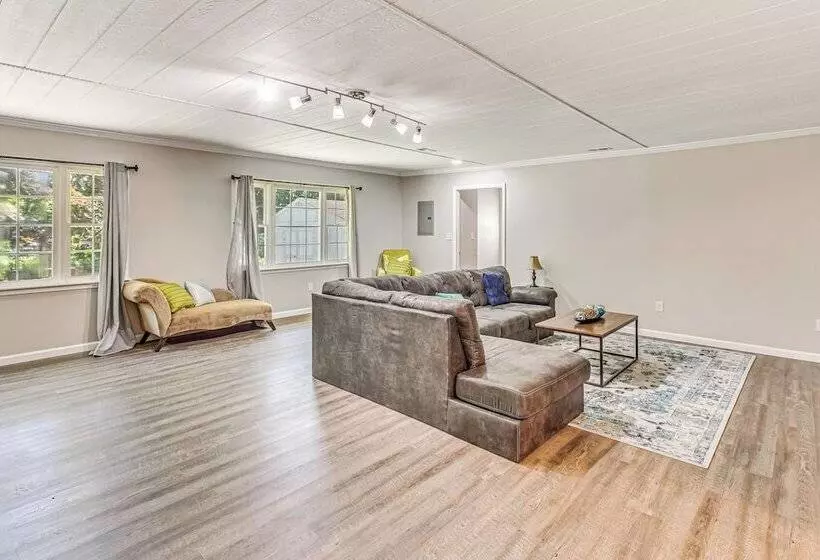 Whiteville Home W/ Fire Pit Near Lake Waccamaw!