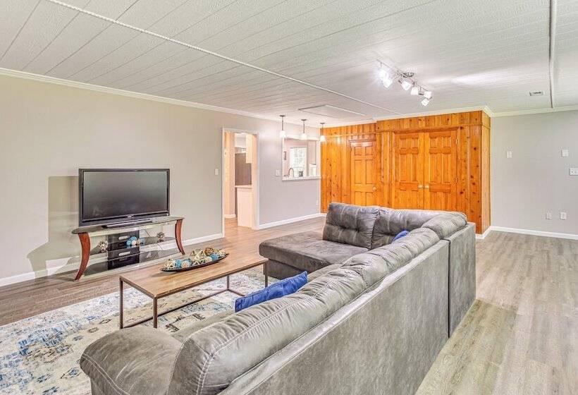 Whiteville Home W/ Fire Pit Near Lake Waccamaw!