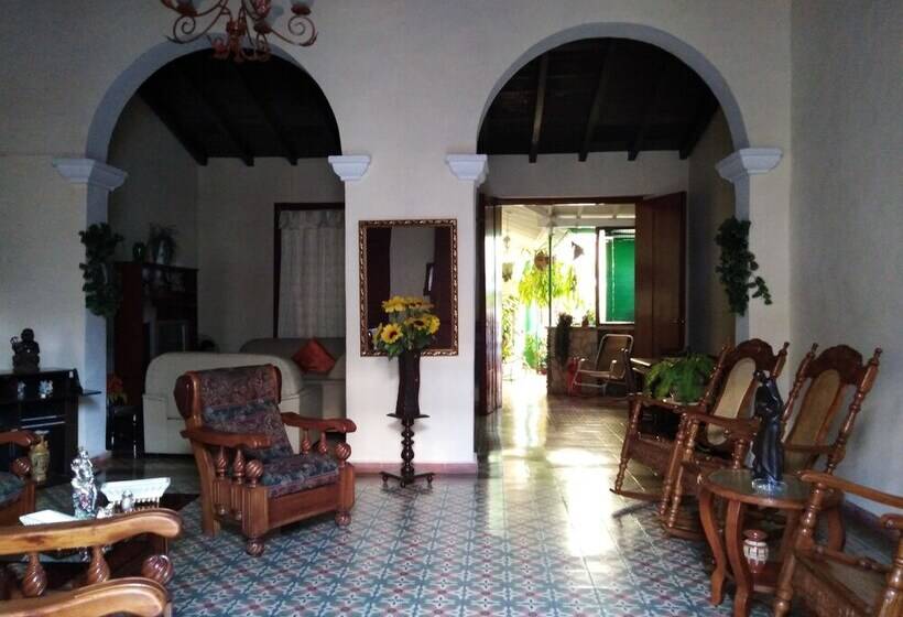 تختخواب و صبحانه Hostal La Esmeralda