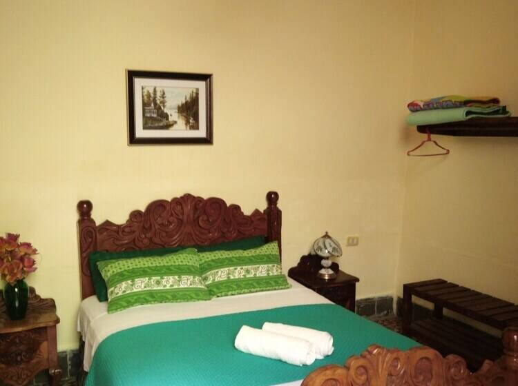 تختخواب و صبحانه Hostal La Esmeralda