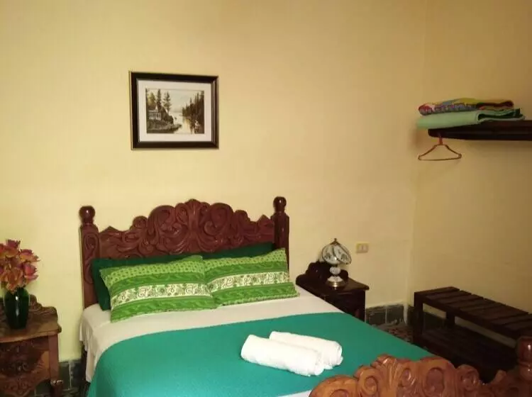 ベッドアンドブレックファースト Hostal La Esmeralda