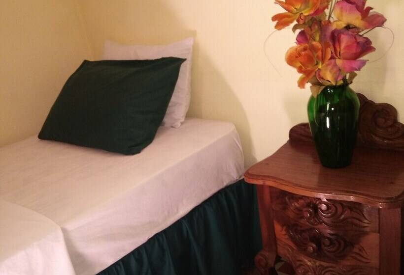 تختخواب و صبحانه Hostal La Esmeralda