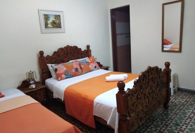 تختخواب و صبحانه Hostal La Esmeralda