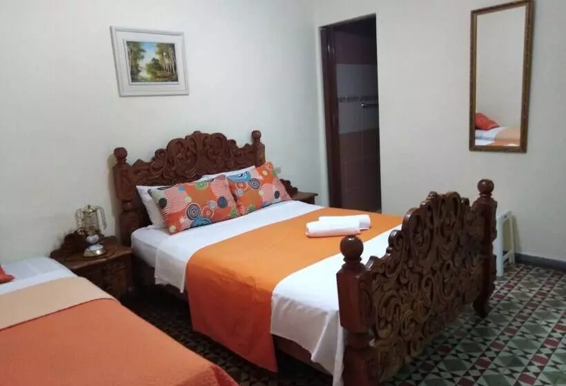 ベッドアンドブレックファースト Hostal La Esmeralda