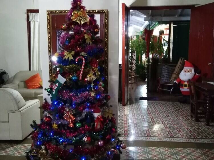 تختخواب و صبحانه Hostal La Esmeralda