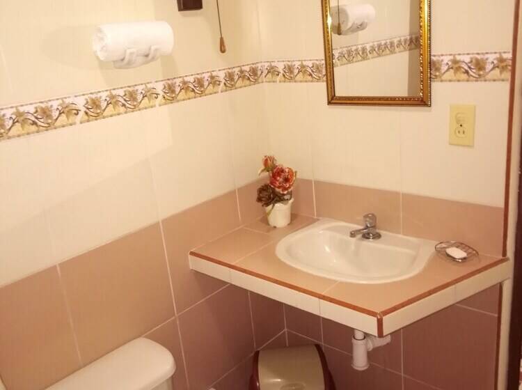 تختخواب و صبحانه Hostal La Esmeralda