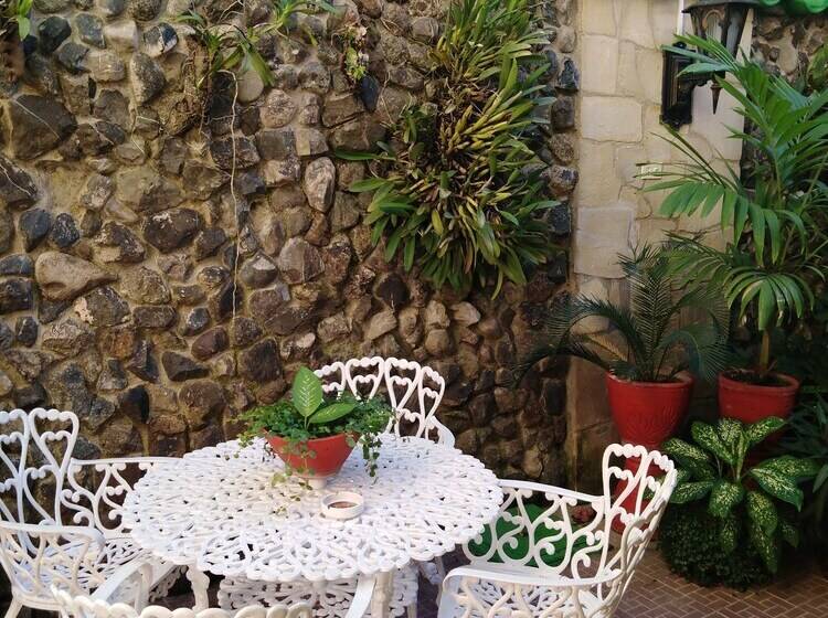 تختخواب و صبحانه Hostal La Esmeralda