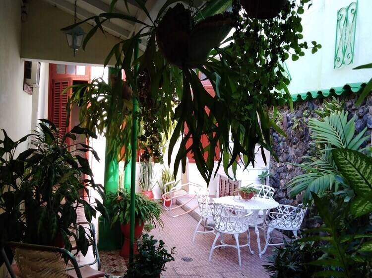 تختخواب و صبحانه Hostal La Esmeralda