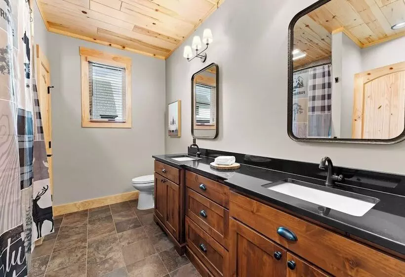 Black Bear Lodge By Avantstay Lakefront, Dock, Pool, Theater Sleeps 20+