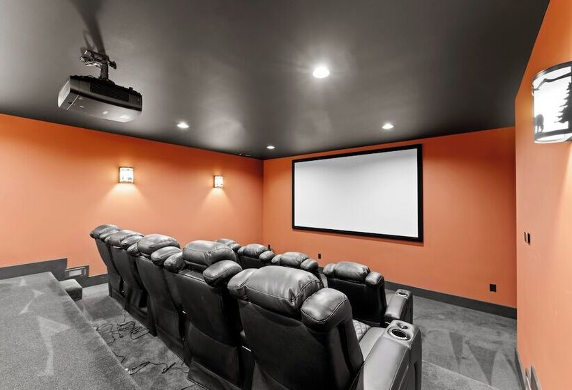 Black Bear Lodge By Avantstay Lakefront, Dock, Pool, Theater Sleeps 20+