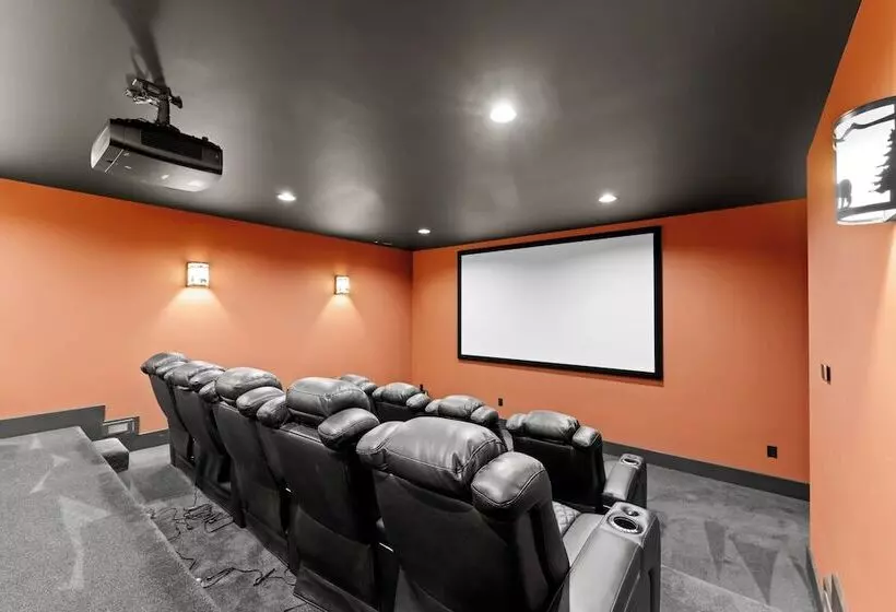 Black Bear Lodge By Avantstay Lakefront, Dock, Pool, Theater Sleeps 20+