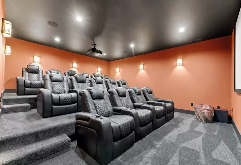 Black Bear Lodge By Avantstay Lakefront, Dock, Pool, Theater Sleeps 20+