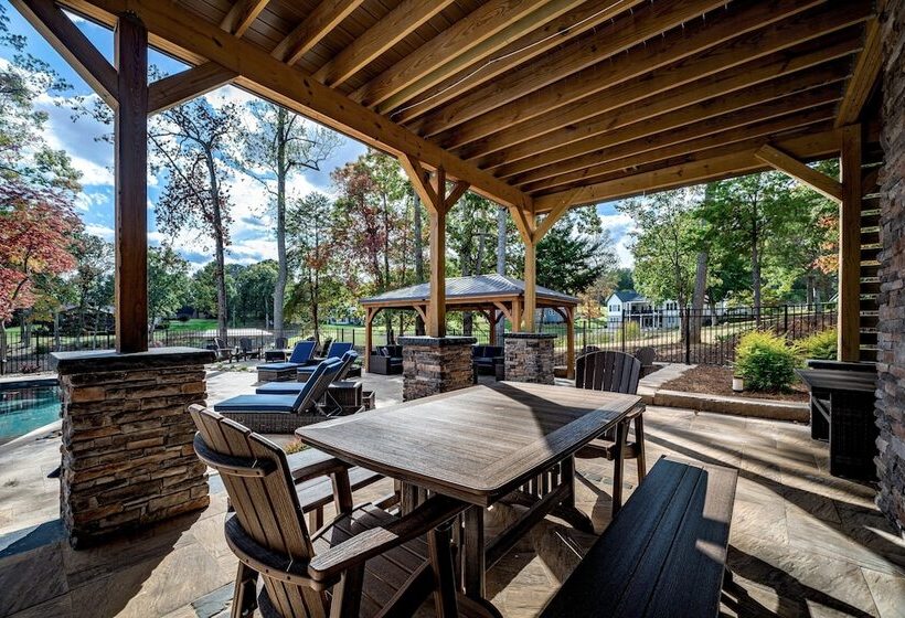 Black Bear Lodge By Avantstay Lakefront, Dock, Pool, Theater Sleeps 20+