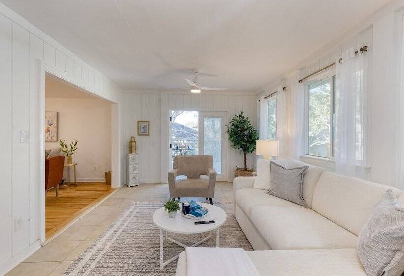 Conch Cottage By Avantstay Walk To Beach, Deck, Fireplace, Outdoor Dining