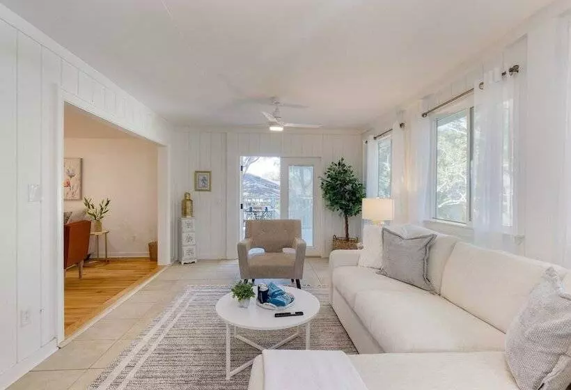 Conch Cottage By Avantstay Walk To Beach, Deck, Fireplace, Outdoor Dining