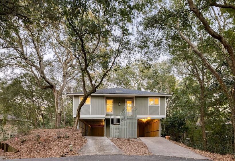 Conch Cottage By Avantstay Walk To Beach, Deck, Fireplace, Outdoor Dining