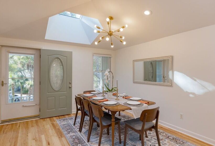 Conch Cottage By Avantstay Walk To Beach, Deck, Fireplace, Outdoor Dining