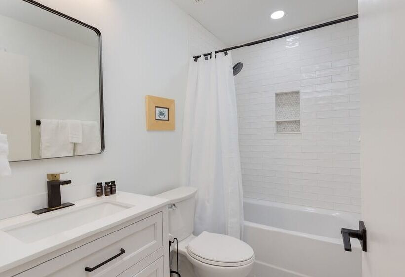 Conch Cottage By Avantstay Walk To Beach, Deck, Fireplace, Outdoor Dining