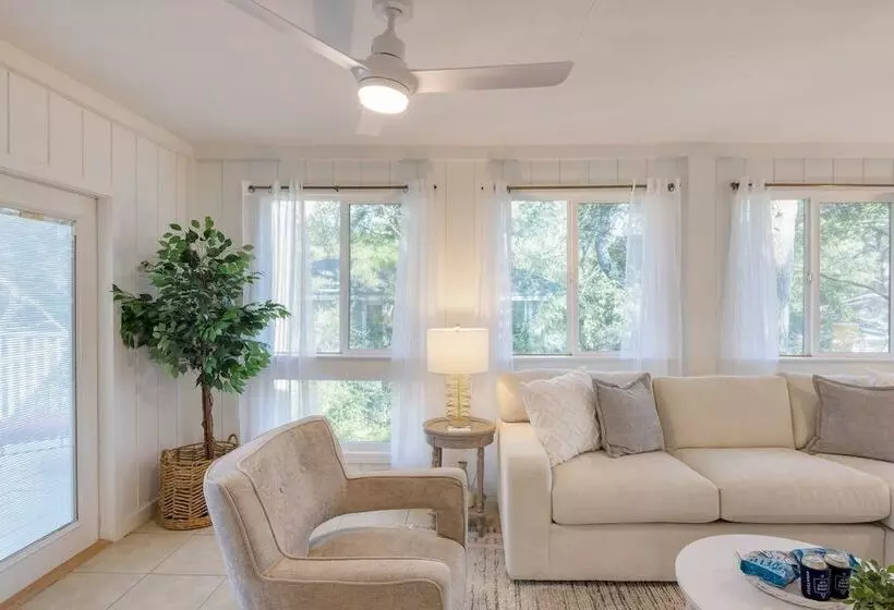 Conch Cottage By Avantstay Walk To Beach, Deck, Fireplace, Outdoor Dining