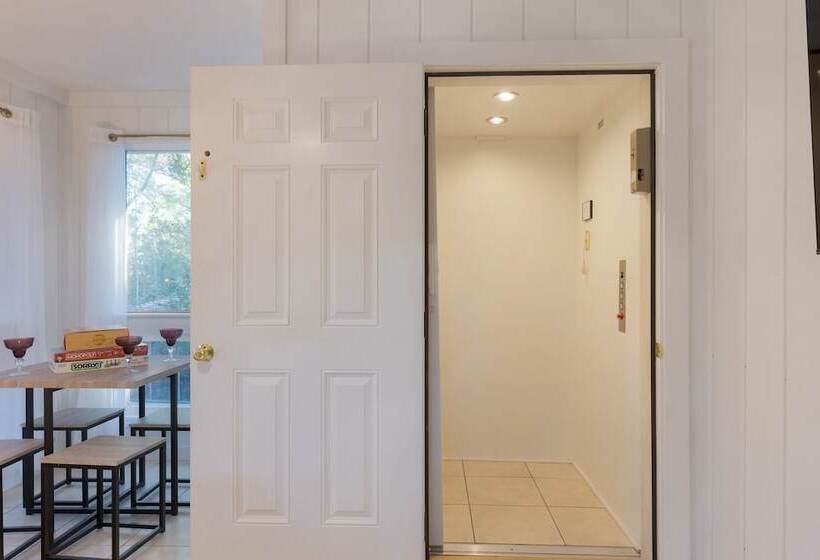 Conch Cottage By Avantstay Walk To Beach, Deck, Fireplace, Outdoor Dining