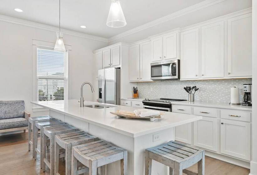 Destin Delight By Avantstay Majestic 3 Story Home Near Beach~wifi~bbq~pets Ok~community Pool Access