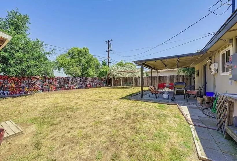 Family Friendly Clovis Home W/ Gas Grill + Patio!