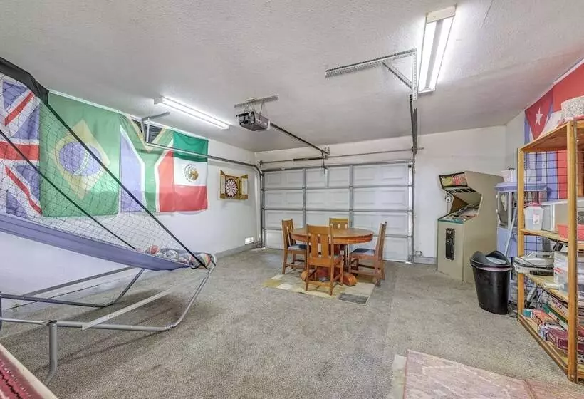 Family Friendly Clovis Home W/ Gas Grill + Patio!