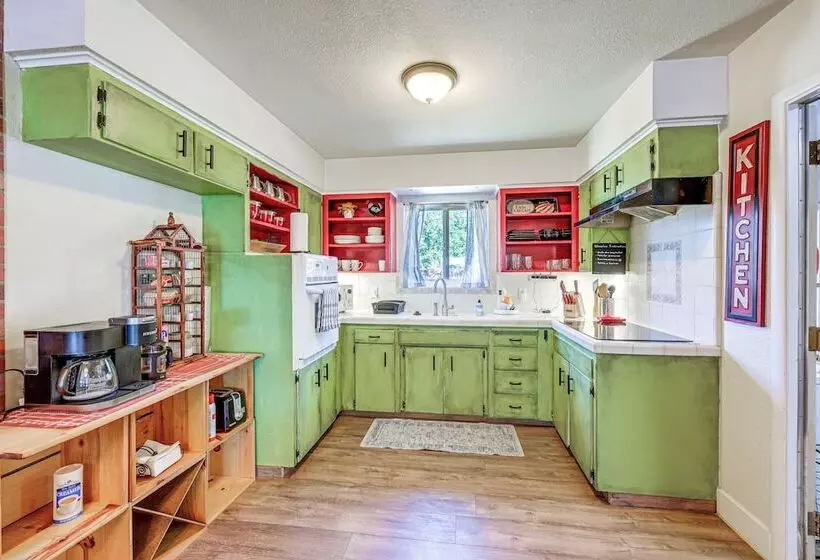 Family Friendly Clovis Home W/ Gas Grill + Patio!