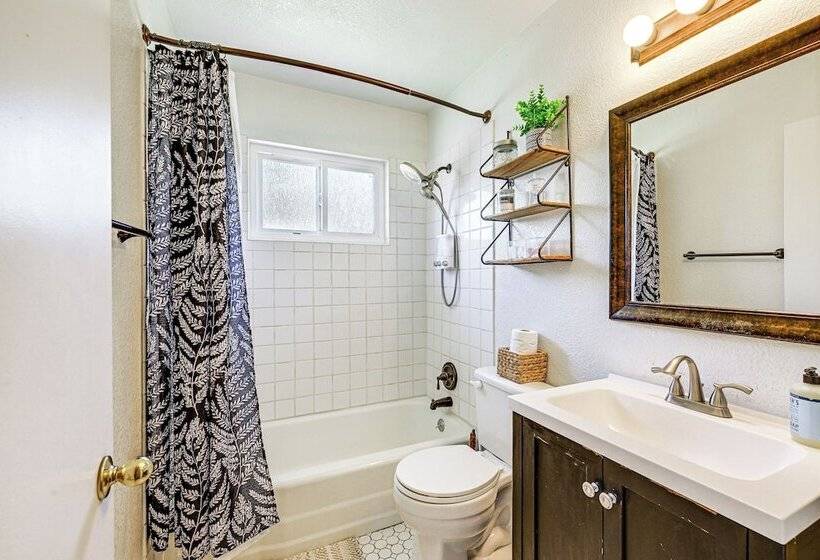 Family Friendly Clovis Home W/ Gas Grill + Patio!