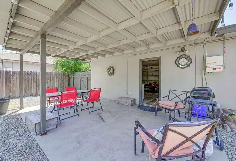 Family Friendly Clovis Home W/ Gas Grill + Patio!