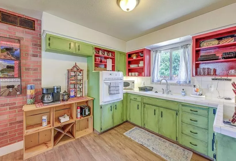 Family Friendly Clovis Home W/ Gas Grill + Patio!