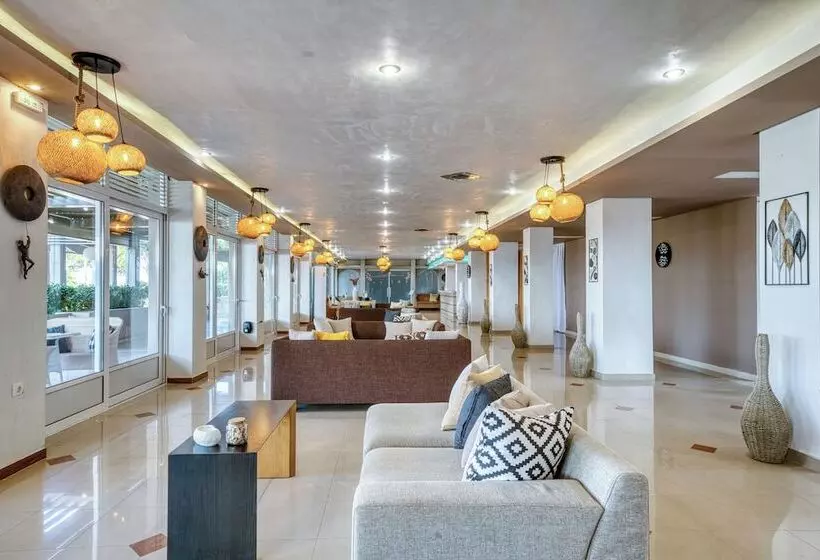 Hotelli Black & White Boho Resort