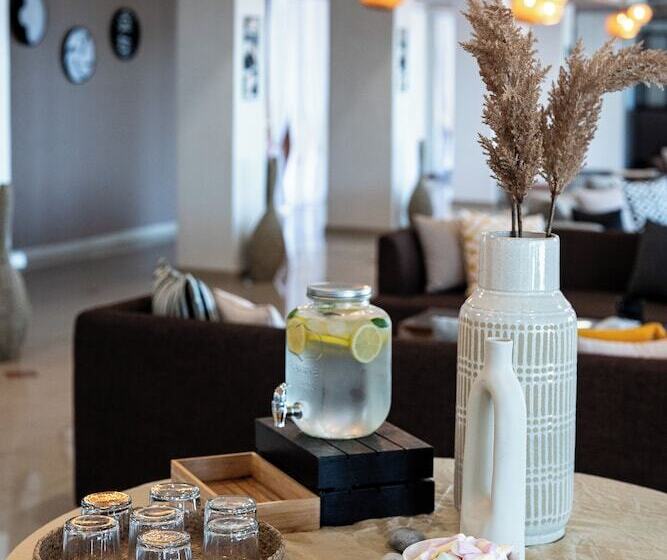 فندق Black & White Boho Resort