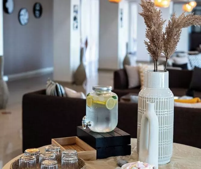 Hotelli Black & White Boho Resort