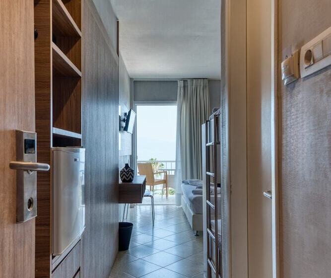 فندق Black & White Boho Resort