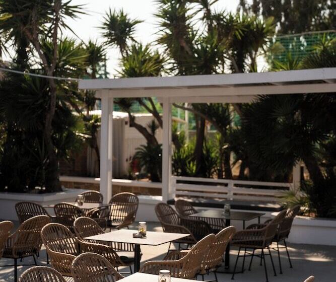 فندق Black & White Boho Resort