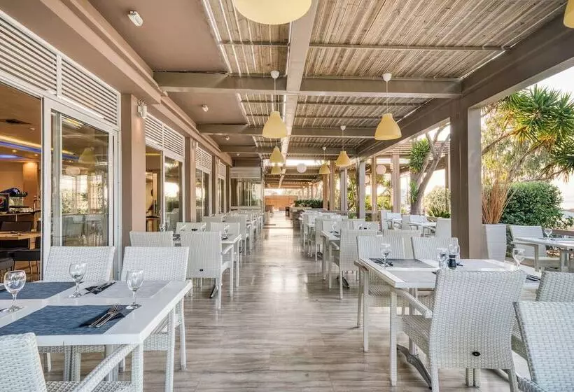 Hotelli Black & White Boho Resort