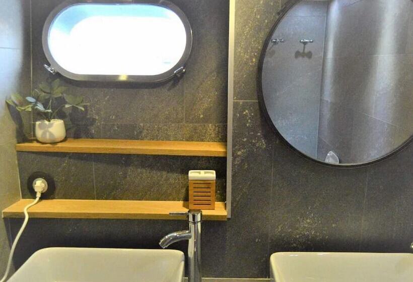 Hotel Luxury Yacht In La Rochelle With A Terrace