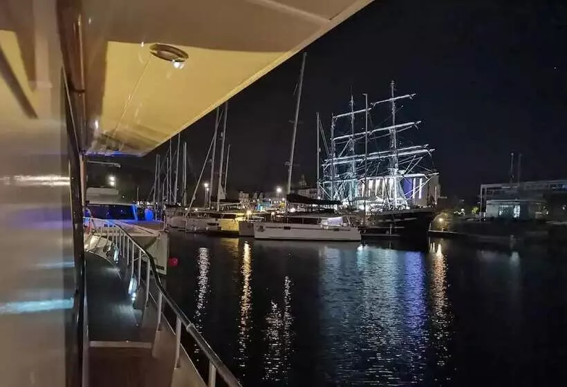 هتل Luxury Yacht In La Rochelle With A Terrace