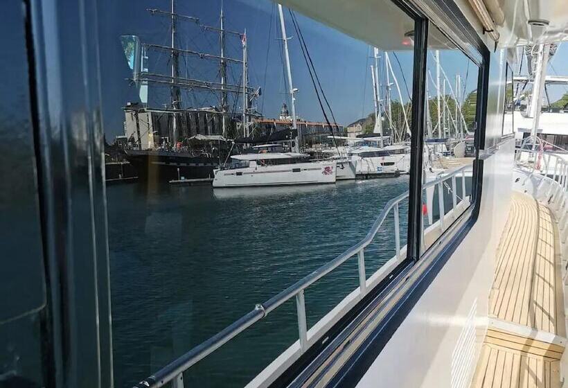 Hotel Luxury Yacht In La Rochelle With A Terrace