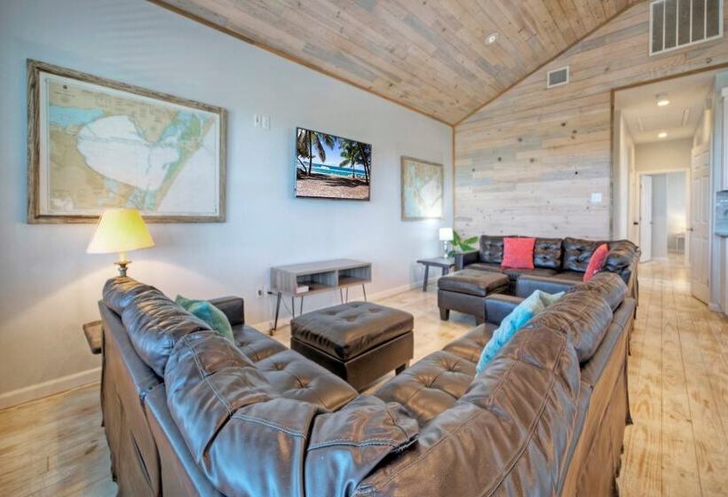 6bdr Bay Haven W/ Shared Waterfront Pool + Boat Dock Keeper Trout By Avantstay