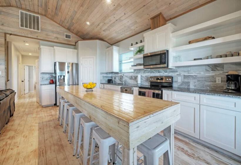 6bdr Bay Haven W/ Shared Waterfront Pool + Boat Dock Keeper Trout By Avantstay