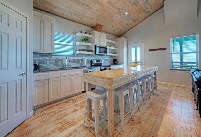 6bdr Bay Haven W/ Shared Waterfront Pool + Boat Dock Keeper Trout By Avantstay