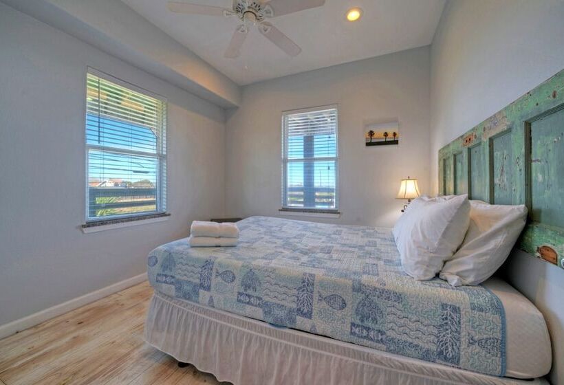 6bdr Bay Haven W/ Shared Waterfront Pool + Boat Dock Keeper Trout By Avantstay