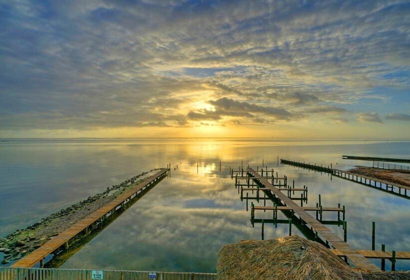 6bdr Bay Haven W/ Shared Waterfront Pool + Boat Dock Keeper Trout By Avantstay