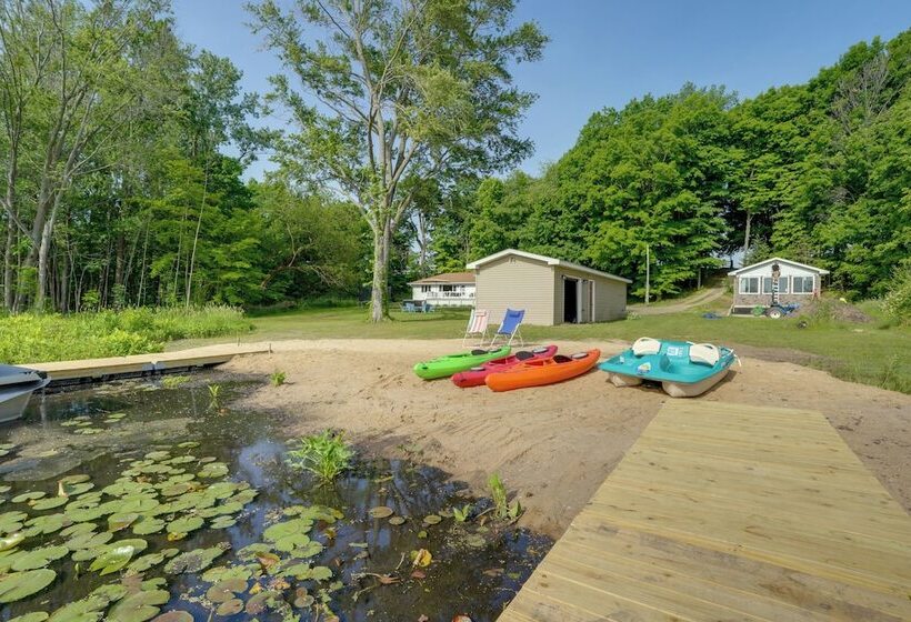 Lakefront Home In Hartford: Hot Tub, Kayaks & Dock